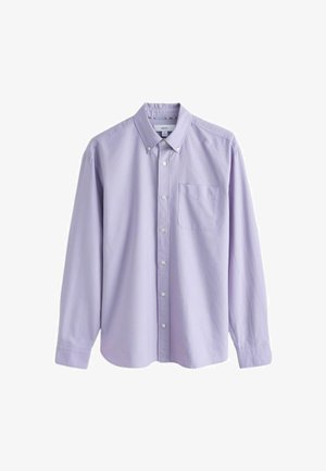 Fialová košeľa s dlhým rukávom, zapínaná na gombíky, s golierom na gombíky a jedným náprsným vreckom, zobrazená na bielom pozadí.
