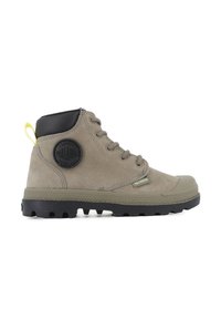 Bot cu glezna din suede de culoare maro deschis, cu talpă din cauciuc negru, guler căptușit negru, bandă de prindere galbenă, patch cu logo rotund negru și sistem de închidere cu șireturi.