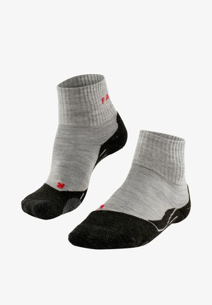 Graue und schwarze Knöchelsocken mit geripptem Bündchen, das ein rotes Logo trägt. Verstärkte Zehen- und Fersenpartie sowie eine strukturierte Sohle für zusätzlichen Grip.