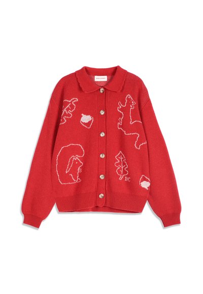 Cardigan tricoté rouge avec des boutons en bois, doté de motifs blancs en contour d'un écureuil, des glands et des feuilles.