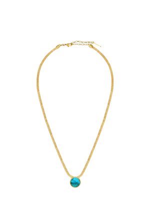Collier chaîne en or avec un pendentif rond irisé bleu-vert et un fermoir réglable sur fond blanc.