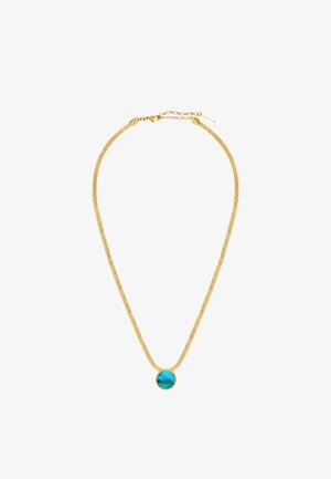 Collier chaîne en or avec un pendentif rond irisé bleu-vert et un fermoir réglable sur fond blanc.