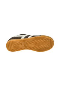 Sneaker in camoscio marrone con strisce bianche e suola in gomma. Presenta un motivo a spina di pesce testurizzato sulla suola con dettagli del logo.