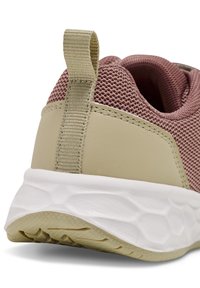 Des chaussures avec un dessus en maille texturée rose, des accents synthétiques beiges, une languette et une semelle en caoutchouc texturée blanche.