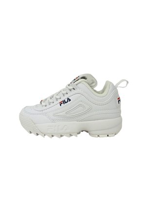 Sneaker bianca con tomaia in sintetico testurizzato, suola ammortizzata e logo Fila prominente. Presenta lacci e una linguetta posteriore rinforzata per indossarla facilmente.