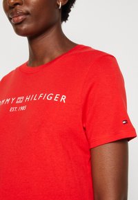 Tommy Hilfiger LOGO - Print T-shirt - fireworks
