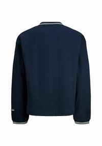 Tmavomodrá košeľa s dlhým rukávom, vertikálnou rebrovanou textúrou, klasickým golierom s bielymi pruhmi a ozdobami na manžetách. Zobrazený je pohľad zozadu.