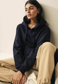 Next CONTEMPORARY OVERHEAD  - Džemperis ar kapuci - navy blue