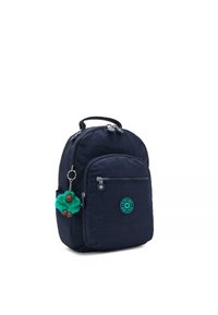 Zaino in nylon blu navy a forma rotonda, con tasca frontale con zip e un portachiavi che raffigura una scimmia verde. Progettato con una finitura testurizzata.