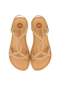 Tan sandalen met gevlochten bandjes en kleine versieringen. Platte zool, open teen ontwerp en een gespsluiting aan de zijkant. Duurzaam materiaal.