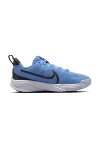 Plava atletska cipela s teksturiranim gornjim dijelom, crnim detaljima i bijelim potplatom. Ima istaknuti swoosh logo i vučnu traku na peti.