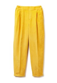 Geel corduroy broek met een ontspannen pasvorm, geplooide voorkant, elastische tailleband en omslagen onderaan. Huidtextuur en verticale lijnen zijn zichtbaar.