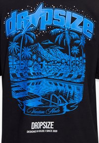 Graphique bleu d'une piscine tropicale avec des chaises longues, des palmiers, des montagnes et une bannière « Mode Vacances » sur fond noir avec le texte « dropsize ».