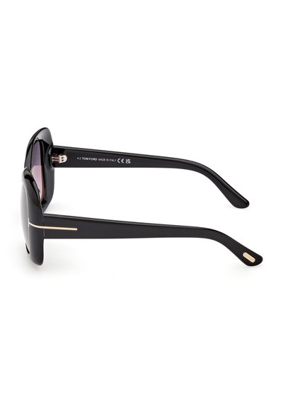 Lunettes de soleil rectangulaires noires Tom Ford avec verres teintés foncés, fines touches métalliques sur les branches, et « Made in Italy » imprimé à l'intérieur de la branche droite.