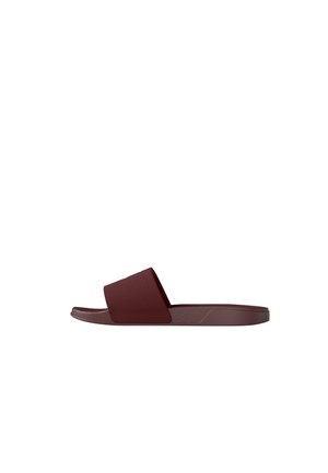 Enkel mørkerød slide-sandal med bredt stofstrop og tekstureret sål set fra siden på hvid baggrund.
