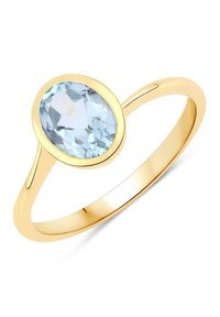 Bague en or avec un gemme ovale de couleur bleu clair, montée sur un bandeau lisse et poli avec un design fin et élégant et un minimum de détails.
