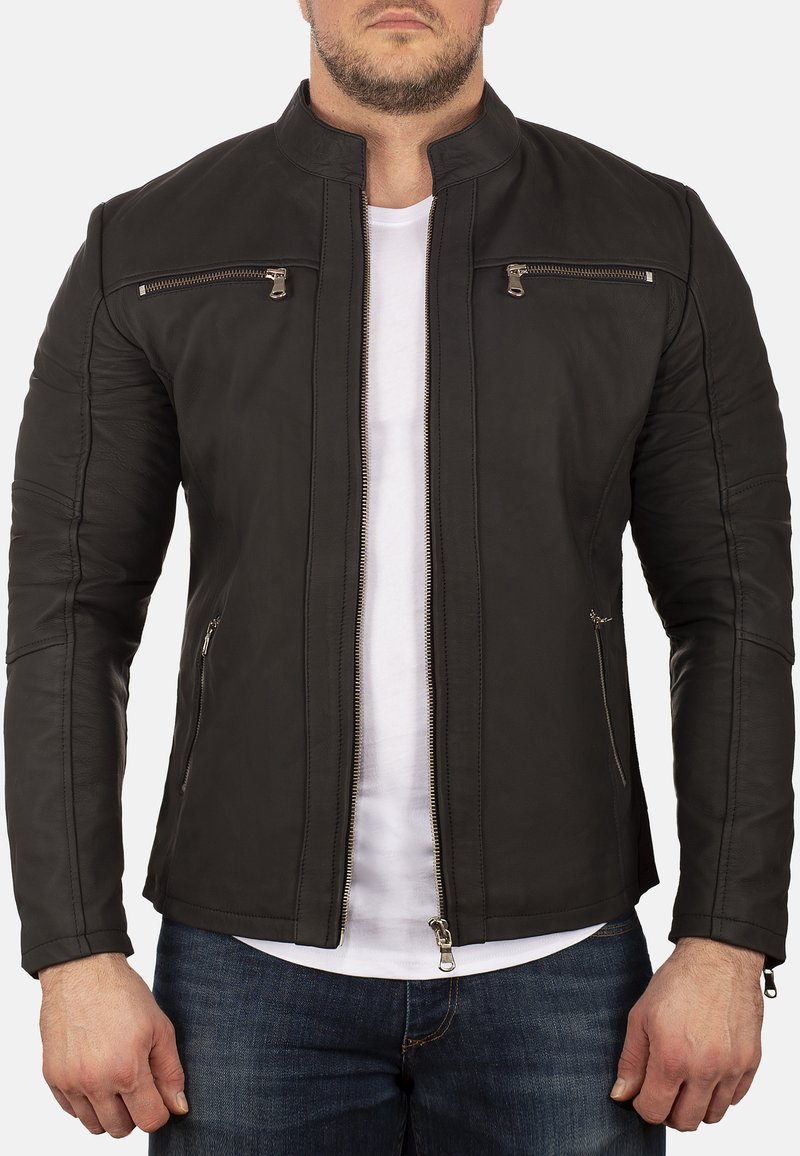 Zwart leren jack met een staande kraag, voorritsen en zijzakken. Heeft een getailleerd ontwerp en gestructureerde mouwen.