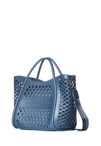 Sac fourre-tout en caoutchouc bleu avec un design en treillis, double poignées et une bandoulière amovible rayée avec un logo de marque.