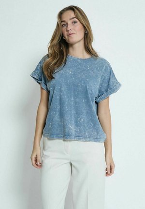 Blauwe katoenen t-shirt met korte mouwen en een ontspannen pasvorm. Kenmerkend is de vervaagde wassing, de opgerolde mouwen en de ronde halslijn. Eenvoudig ontwerp.