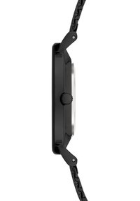 Zwarte horloge met een gestructureerde band, een ronde zilveren wijzerplaat, zwarte kast en een opvallende kroon aan de zijkant voor aanpassingen.