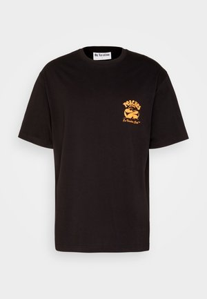 Schwarzes T-Shirt mit kurzen Ärmeln mit einer kleinen orangefarbenen Grafik von Pfirsichen und dem Text "Peaches On Vacation Club" auf der linken Brust.
