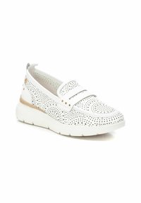 Scarpe bianche slip-on con texture perforata, dotate di punta arrotondata e leggera elevazione. Gli accenti includono un bordo beige e piccoli punti in metallo dorato.