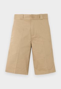 Μπεζ σορτς μήκους μέχρι το γόνατο με θηλιές για ζώνη, κουμπί στο εμπρός μέρος και κλείσιμο με φερμουάρ, σε λευκό φόντο.