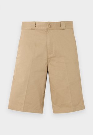 Pantaloncini beige sopra il ginocchio con passanti per cintura, chiusura frontale con bottone e cerniera, mostrati su uno sfondo bianco.