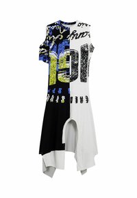 Farbenblockiertes Kleid mit schwarzen, weißen und blauen Abschnitten, die grafischen Text und Muster aufweisen; kurzärmlig, runder Ausschnitt, asymmetrischer Saum.