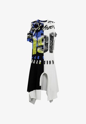Abito a blocchi di colore con sezioni nere, bianche e blu, caratterizzato da testi grafici e modelli; maniche corte, scollo tondo, orlo asimmetrico.
