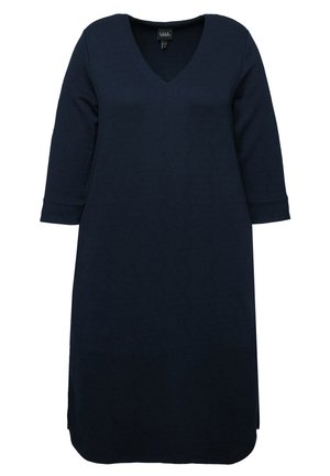 Vestido azul marino con escote en V, mangas tres cuartos, de longitud media, que presenta un patrón de espiga texturizado y detalles de abertura lateral.
