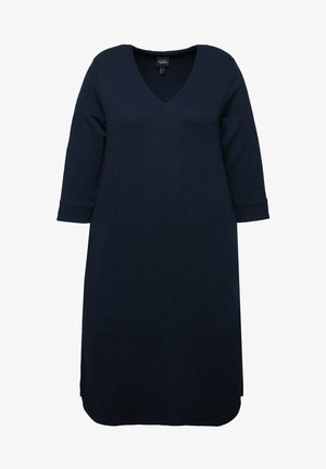 Abito blu navy con scollatura a V, maniche a tre quarti, lunghezza media, caratterizzato da un motivo a spina di pesce testurizzato e dettagli con spacco laterale.