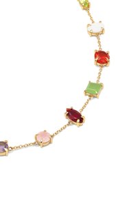 Collar de tono dorado con piedras preciosas multicolores en varias formas, incluyendo ovaladas, cuadradas y marquesas, unidas por una delicada cadena.