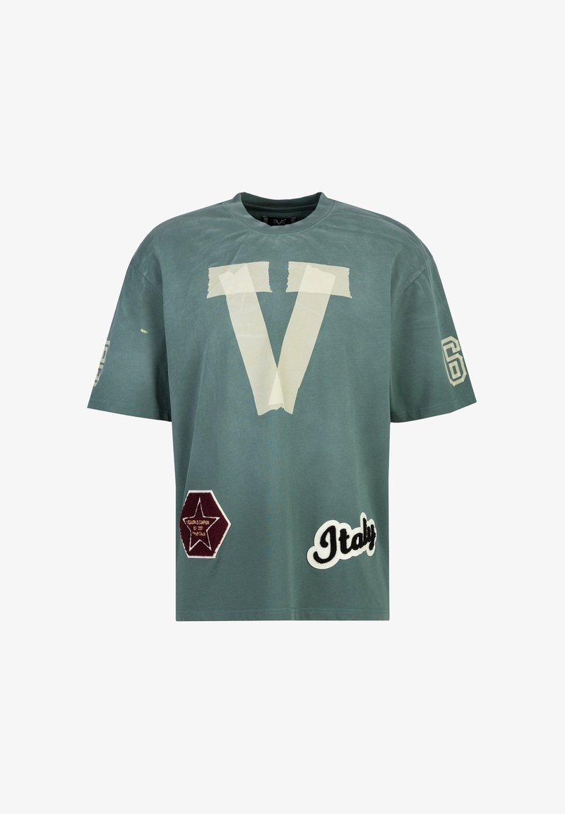 Groene katoen oversized t-shirt met een grote crèmekleurige "V" met tape-accenten en drie geborduurde patches: ster, hexagoon en "Italië."
