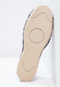 Beige, gewobene Espadrille-Sohle mit strukturiertem Finish, ausgestattet mit einem oberen Teil in Marineblau mit gewobenem Muster und einer angegebenen Größe "38" auf der Sohle.