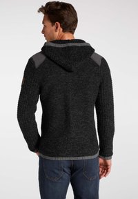 Dunkelgrauer gestrickter Hoodie mit strukturiertem Finish, kontrastierenden hellgrauen Akzenten an den Schultern und der Kapuze, mit gerippten Bündchen und Saum.