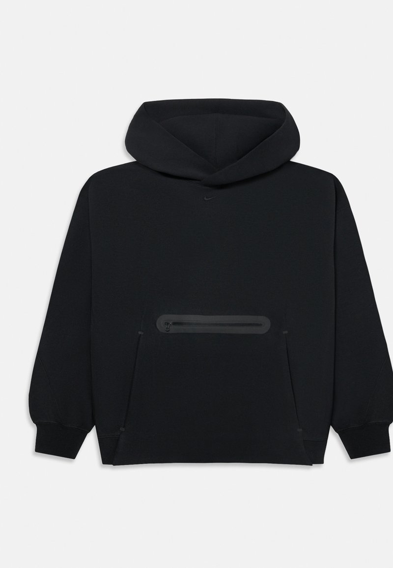 Hoodie preto com um bolso frontal com fecho e um pequeno logótipo da Nike abaixo da capuz, exibido sobre um fundo branco.