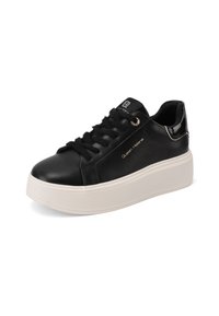 Sneaker piattaforma nera con suola bianca spessa, lacci neri morbidi, dettaglio lucido sul tallone e branding "Queen Helena" sul lato e sulla linguetta.