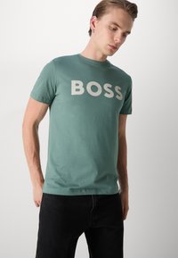 BOSS THINKING - Nyomott mintás póló - open green
