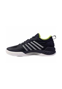 Zapatilla deportiva de la Marina con parte superior texturizada, rayas diagonales blancas y detalles en verde lima. Cuenta con una suela acolchada y una lengüeta en el talón.