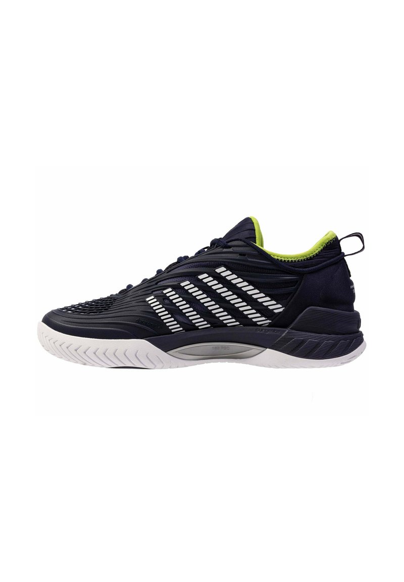 Zapatilla deportiva de la Marina con parte superior texturizada, rayas diagonales blancas y detalles en verde lima. Cuenta con una suela acolchada y una lengüeta en el talón.