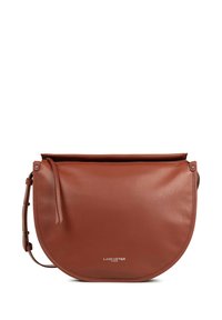 Borsa a mano in pelle marrone con forma arrotondata, chiusura a zip nella parte superiore e tracolla regolabile. Presenta il logo del marchio in rilievo sul davanti.