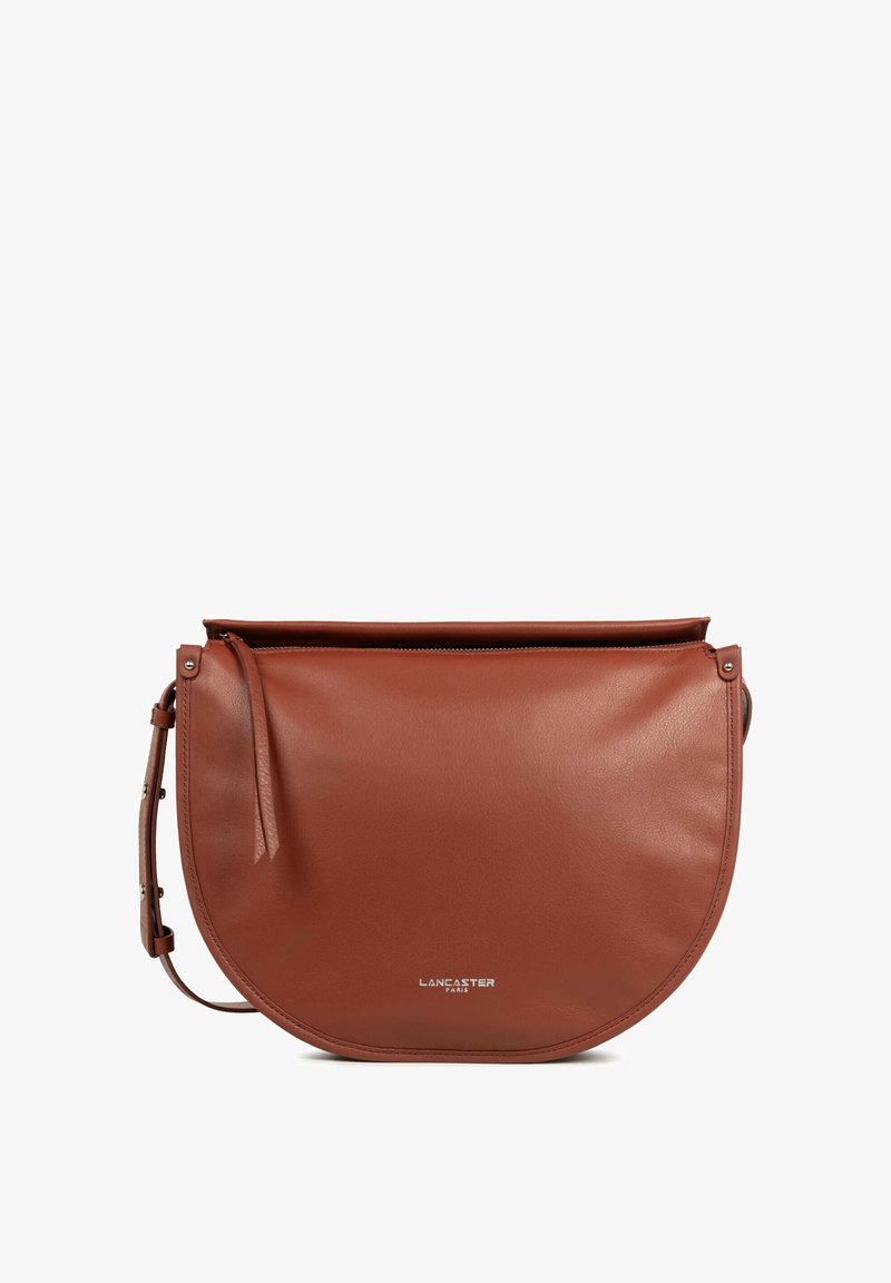 Borsa a mano in pelle marrone con forma arrotondata, chiusura a zip nella parte superiore e tracolla regolabile. Presenta il logo del marchio in rilievo sul davanti.