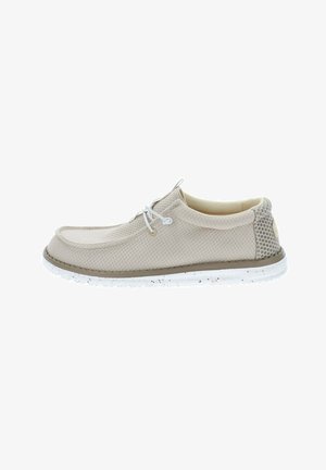Scarpa casual in mesh beige con lacci bianchi, rifiniture marroni e suola bianca screziata, vista laterale su sfondo bianco.