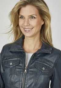 Marineblaue Lederjacke mit Reißverschluss, spitzem Kragen und zwei Brusttaschen. Mit genähten Akzenten und einer glatten, glänzenden Textur.