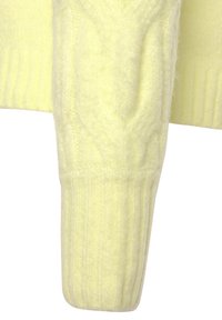 Gelber Kabelstrickpullover mit weicher Textur und gerippten Bündchen. Das Design umfasst komplexe Muster entlang der Ärmel.