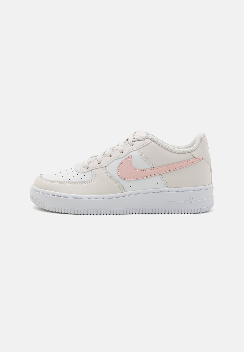 Nike Air Force 1 tenisice u svijetlo bež i pastelno ružičastoj koži s bijelom potplatom, okruglim vrhom, dizajnom na vezanje i perforiranim detaljima.