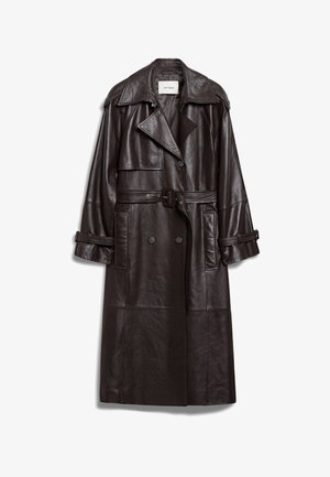 Dunkelbrauner Ledermantel mit breiten Revers, doppelreihigen Knöpfen, tailliertem Gürtel und Schnallenakzenten an den Ärmeln und dem Gürtel.