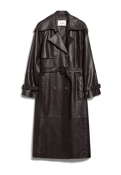 Dunkelbrauner Ledermantel mit breiten Revers, doppelreihigen Knöpfen, tailliertem Gürtel und Schnallenakzenten an den Ärmeln und dem Gürtel.