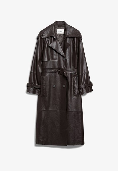 Dunkelbrauner Ledermantel mit breiten Revers, doppelreihigen Knöpfen, tailliertem Gürtel und Schnallenakzenten an den Ärmeln und dem Gürtel.